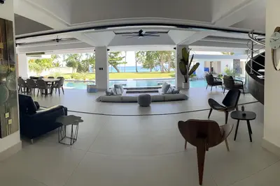 Image de Ocean front - with beach, gym, media room, sauna - new 6 bedroom villa