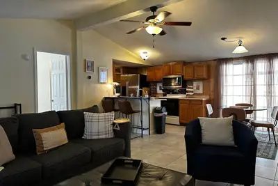 Image de Bay Breeze Cottage | Quiet Coastal Stay