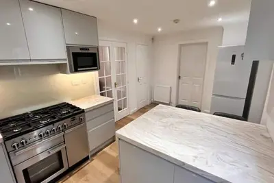 Image de Modern 5 bedroom Home With Free Parking