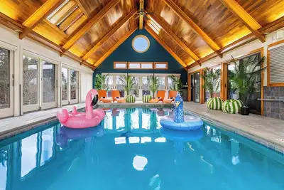 Image de Heated Indoor Pool ~ Spa ~ Movie Theather ~ Gym/Yoga ~ Arcade ~ Bowling ~Karaoke