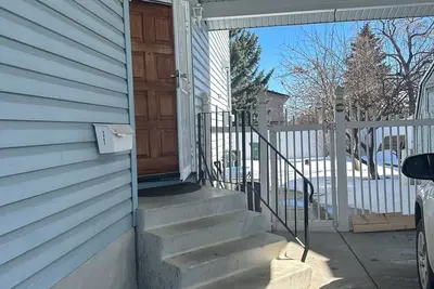 Image de Enjoyable 4-bedroom bungalow with Ac / heating in vibrant Calgary.