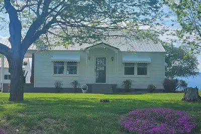 Image de Mountain View Farmhouse: Antique Accents & Peaceful Heritage Charm