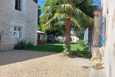 Image de Une belle propriété, très calme, style charentaise avec un grand jardin sécurisé