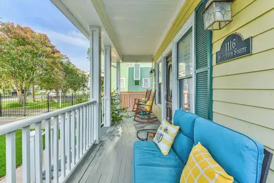 Image de Sunshine in Shady Acres! Walkable and pet-friendly with a hot tub.