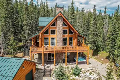 Image de Luxury Mountain Chalet • Hot Tub Log Cabin Retreat
