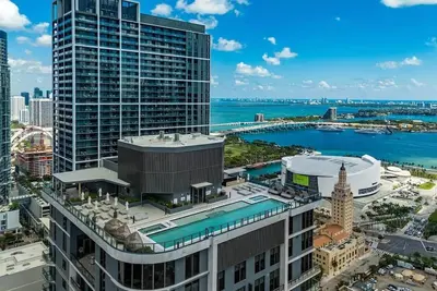 Image de Lux Studio | Rooftop Pool & Sunset Views