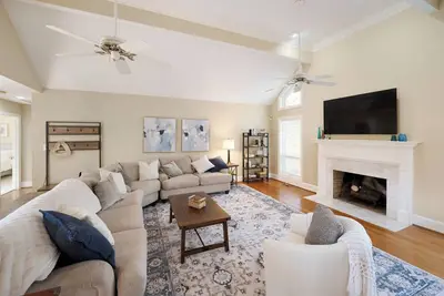 Image de Spacious retreat for the whole family! 15 mins from downtown!