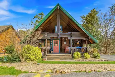 Image de Sevierville Log Cabin Retreat, Hot Tub, Game Loft