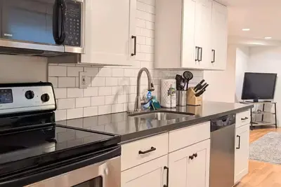 Image de 2br in heart of Seattle, close to Downtown & Uw. Parking on site!