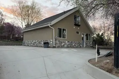 Image de Beautiful, brand new 2-bedroom + loft cottage in quiet Lindon. Sleeps 7. Gated.