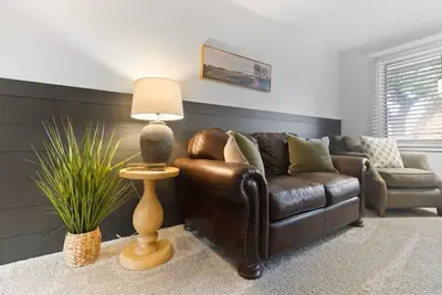 Image de Looking for a cozy stay? This home is centrally located and sleeps 6.