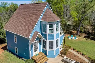 Image de Hartwell waterfront home -game room, boat slip, firepit, golf cart, pet-friendly