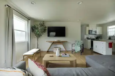 Image de • Gorgeous 2 Bed Cottage in Dtwn Riverside •