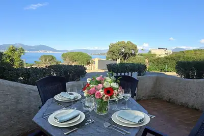 Image de New 2026: Bas de villa vue mer 2 chambres climatisé à 350 mètres de la mer