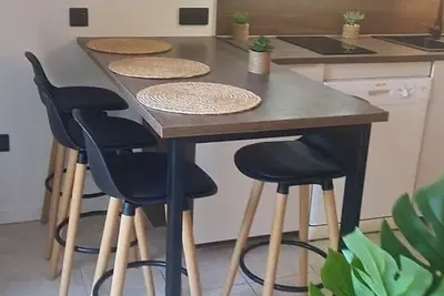 Image de New Superbe F2 refait à neuf tout confort avec piscine et mer à pied