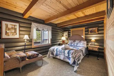 Image de Sunriver Riverfront Log Cabin With Hot Tub