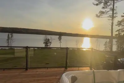 Image de The Glass House on the Headpond-180' of waterfront with dock, boat launch&hot tub