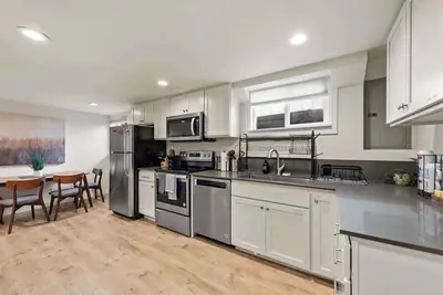 Image de World Cup Stay | Green Lake Lower Unit + Parking