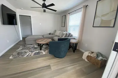 Image de Centrally located newly renovated 2  bungalow in Lafayette.