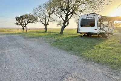 Image de Tranquil 4person Rv with A/C in Bayside, Great Fishing Spot