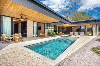 Image de Architect-Designed Villa Pool & Chef's Kitchen