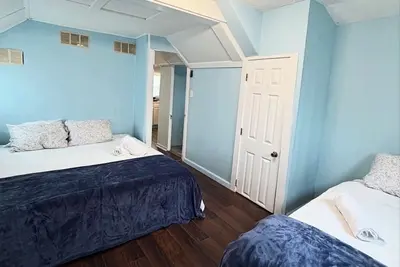 Image de Charming Bungalow Sleeps 5, Right Off the Gotl Strip!