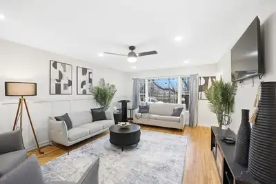 Image de Spacious 5-bedroom house in charming Chicago on a quiet secluded block.