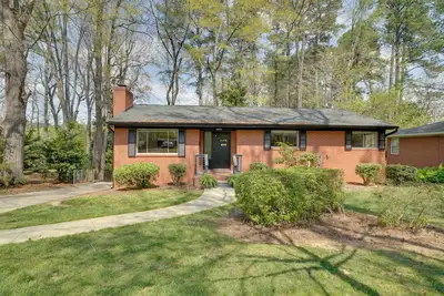 Image de Deck & Patio! Walkable Downtown Cary Home