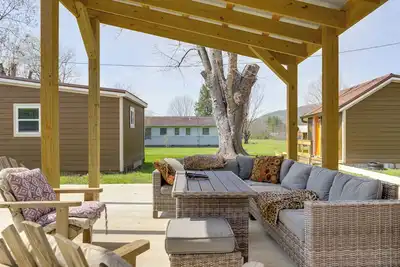 Image de 2 Mi to Great Smoky Mtns Np! Cozy Cabin Retreat