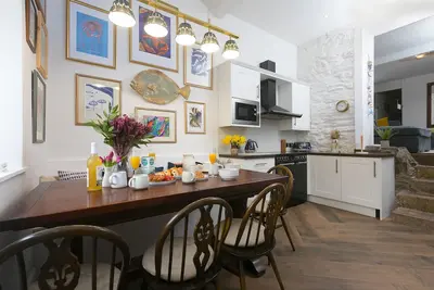 Image de 1 The Old Corn Store, St Agnes – Sleeps 8 – Terrace – Dog Friendly