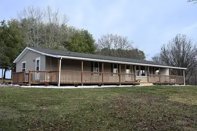 Image de Minutes from Lake |Fire Pit | Like-New 3br Retreat