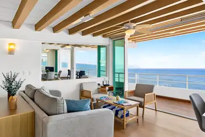 Image de Stylish coastal condo with pool, private balcony & stunning ocean views
