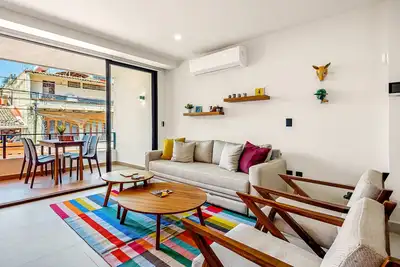 Image de 2nd-floor condo with heated outdoor pool, grills, balcony, W/D, Ac