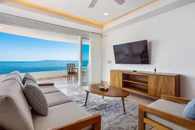 Image de Luxurious 6th-floor condo with pool, oceanfront balcony & water view