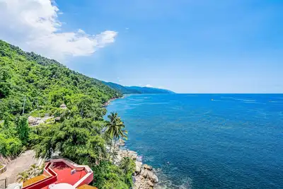 Image de Luxe 8th-floor condo with endless ocean views, pool, spa & balcony