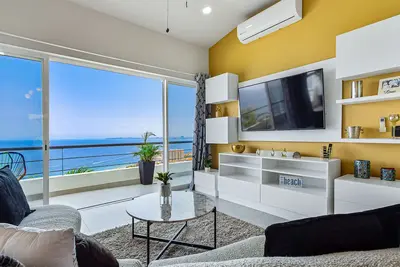 Image de Dog-friendly ocean view penthouse & studio with a full kitchen & kitchenette