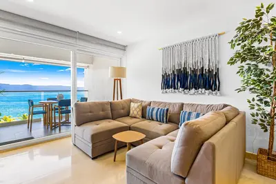 Image de Bright oceanfront condo with balcony, rooftop pool & near Malecon boardwalk