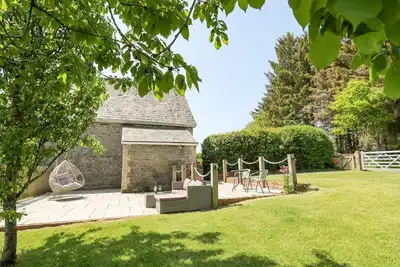 Image de St. Marks School House, 2 dogs