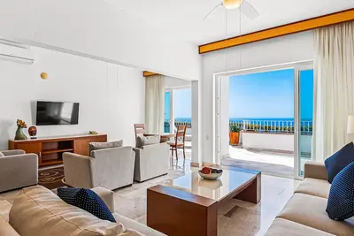 Image de Elegant oceanview suite with heated pool, private hot tub & terrace dining