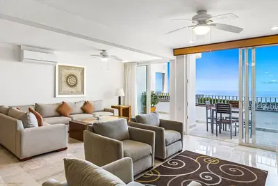 Image de Elegant bayview suite with terrace access, full kitchen, pool, hot tub & gym