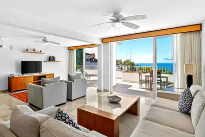 Image de Upscale bayview villa with hot tub, private terrace, pool & stylish interiors