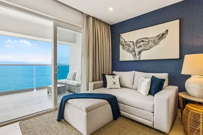 Image de Stylish oceanfront condo with infinity pool, rooftop deck & beach access