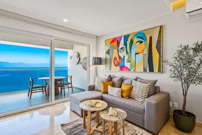 Image de Luxury oceanfront apartment with private balcony, rooftop pool & gym access