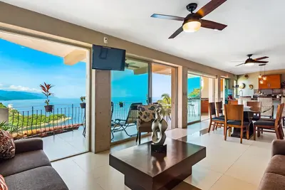 Image de Mismaloya Beach condo with ocean views, on-site pool, grill, & private balcony