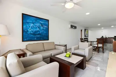 Image de Relaxing hillside retreat near town with rooftop pool & spacious interior