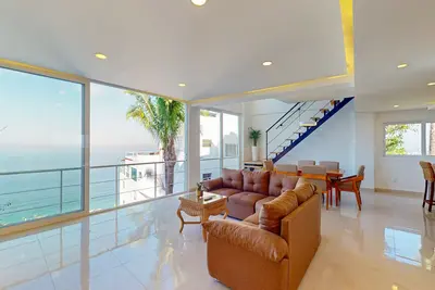 Image de Elegant coastal penthouse with breathtaking views, WiFi & romantic zone nearby