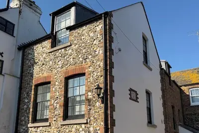 Image de Welcome to Albert Villa, your elegant seaside escape nestled in the heart of Union Square, just moments from the golden sands of Viking Bay. This beautifully appointed two-bedroom, three-story home blends coastal charm with space and modern comfort.