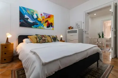 Image de GuestHost - Cozy and comfortable 80 square meters apartment, perfect for six people, located on the first floor of a period building (No elevator). The property is ideally located for visiting the center of Palermo and is just 140 meters from the Teatro M