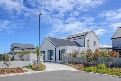Image de The Totally Awesome Cowabunga Cottage! 2-Bedroom En-Suite Coastal Getaway.