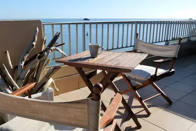 Image de Appartement « Le Bateau » avec vue sur mer, terrasse privée et climatisation